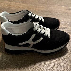 Veronica beard Classic Black & White Sneakers - Women's Casual Shoes